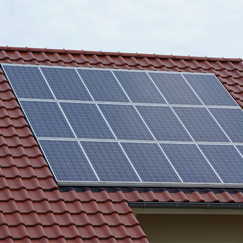 Pose de panneaux sur toiture